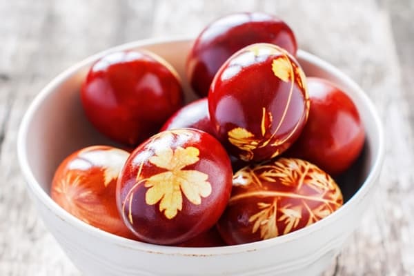 Motif en forme de feuille sur les œufs de Pâques