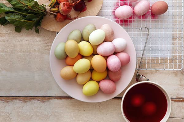 Oeufs colorés avec des colorants végétaux