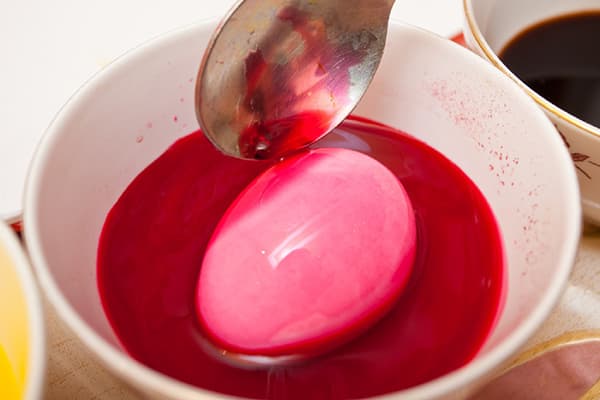 Colorer les œufs avec le jus de betterave