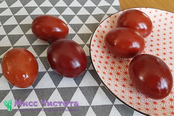 Oeufs colorés avec des pelures d'oignons