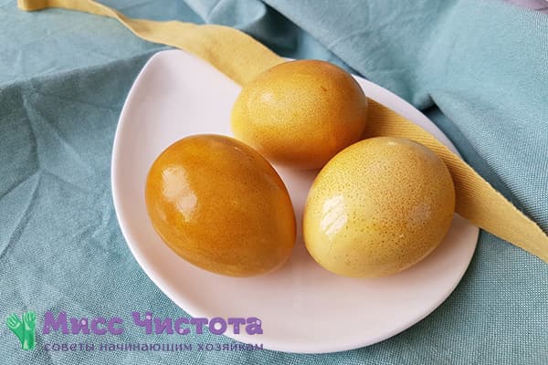 Œufs teints au curcuma