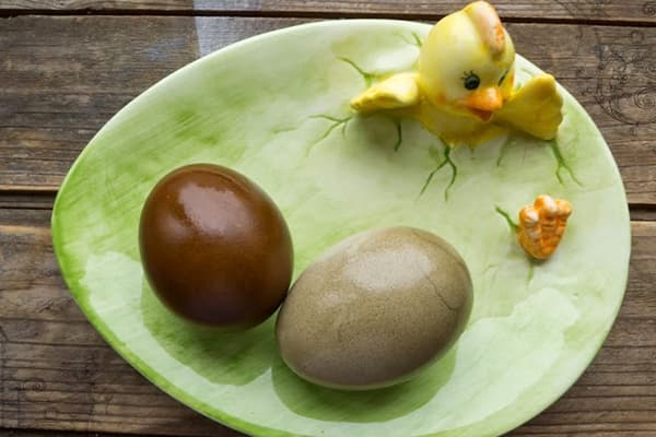 Œufs teints avec du thé et du café