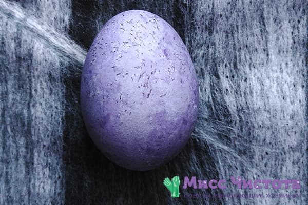 Oeuf coloré au thé d'hibiscus