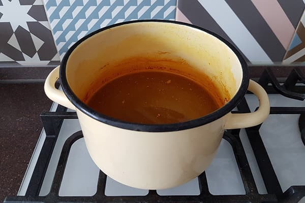 Pot avec infusion de curcuma