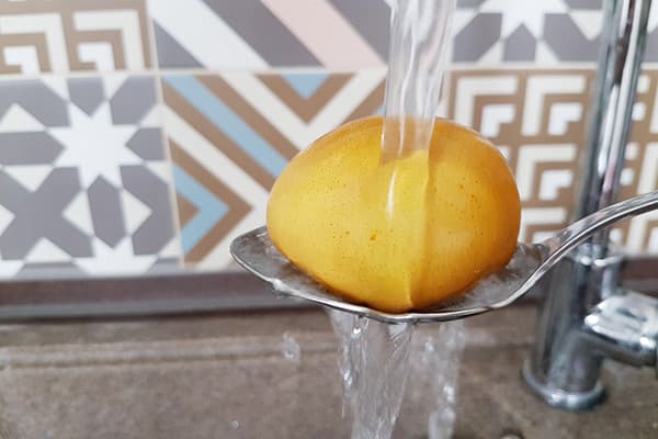 Oeuf peint sous l'eau courante