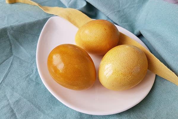 Œufs teints au curcuma