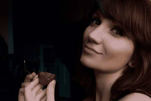 Fille mangeant des fruits de la passion