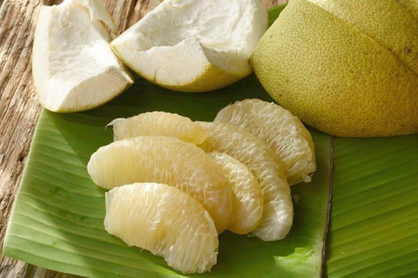 Tranches de pomelo pelées