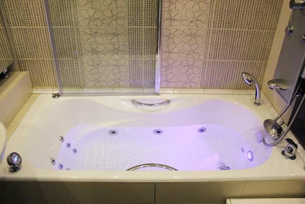 Baignoire en fonte avec hydromassage