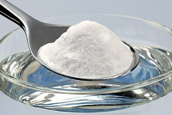 Ajouter du sel dans un verre