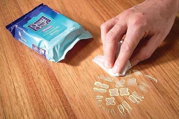 Impression de chaussures sur linoléum