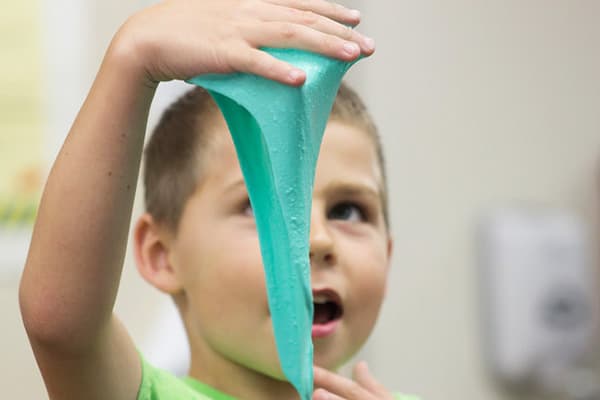 Enfant avec du chewing-gum pour les mains