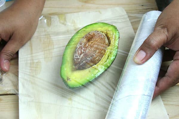 Préparer un demi-avocat pour le stockage