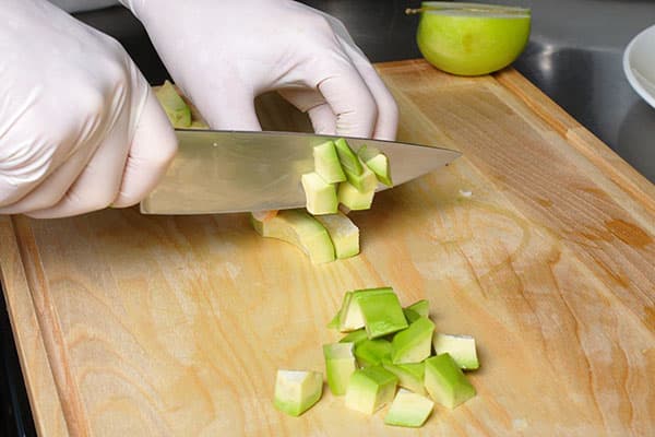 Couper l'avocat en cubes