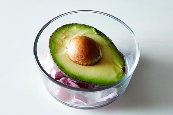 Conserver l'avocat coupé avec des oignons