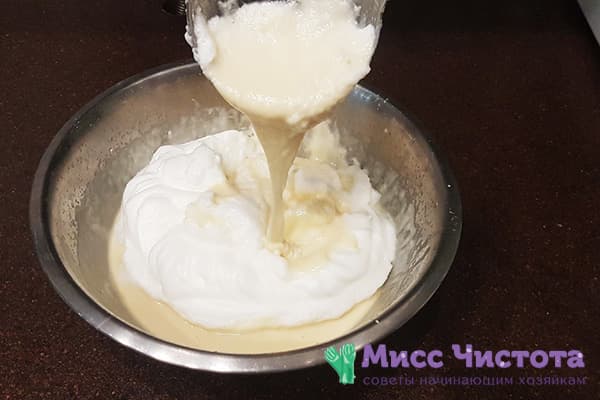 Mélanger les blancs d'œufs à la pâte