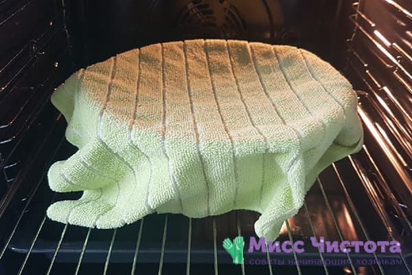 Pâte sous un torchon dans un four chaud