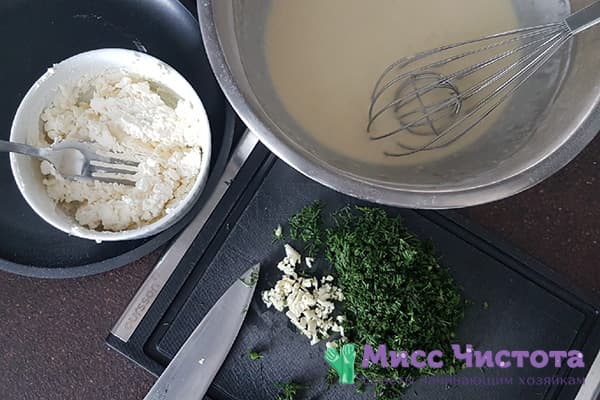 Herbes hachées, ail et purée de fromage Feta