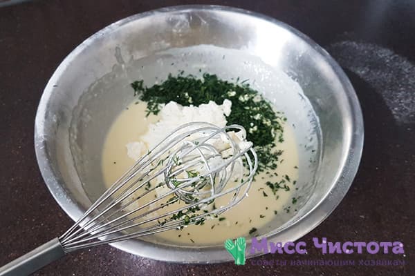 Ajouter des herbes et du fromage à la pâte à crêpes