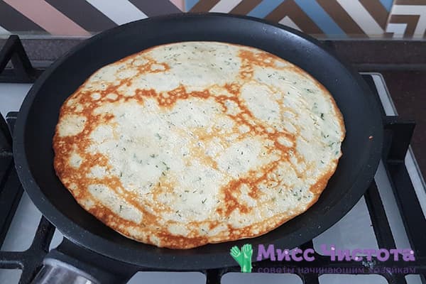 Crêpe au fromage et aux herbes dans une poêle
