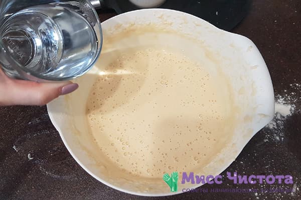 Ajouter de l'eau bouillante à la pâte