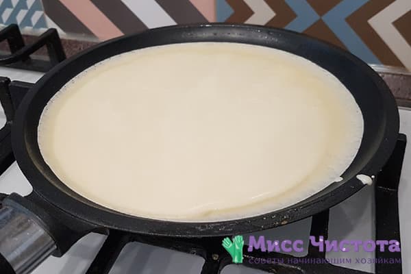 Pâte à crêpes dans une poêle