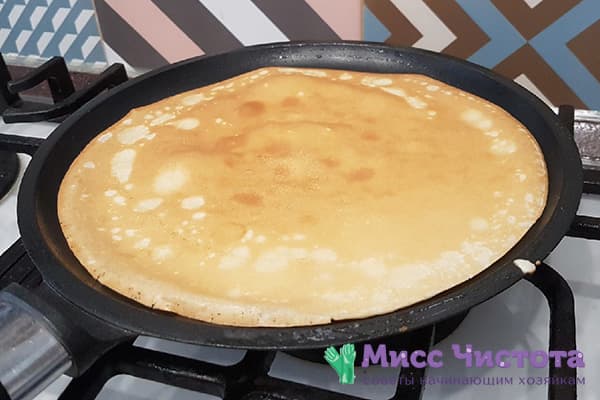 Crêpe prête dans une poêle