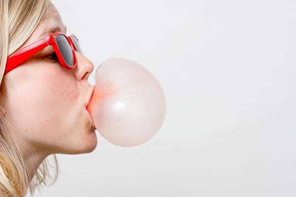 Fille qui souffle du chewing-gum