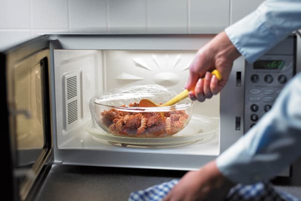 Réchauffer des aliments au micro-ondes