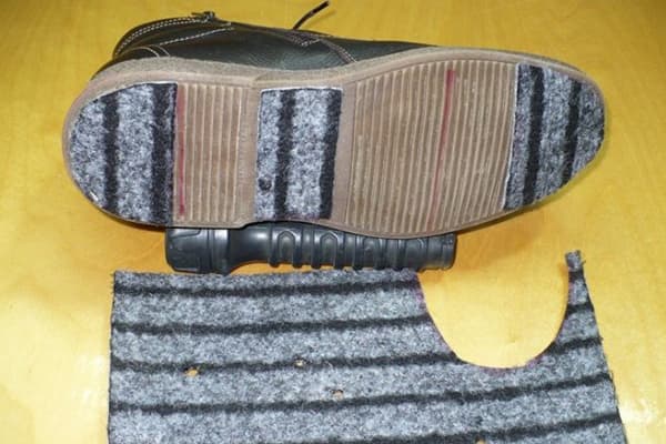 Coller du feutre sur la semelle d'une chaussure