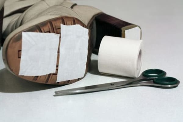 Plâtre sur la semelle d'une botte d'hiver