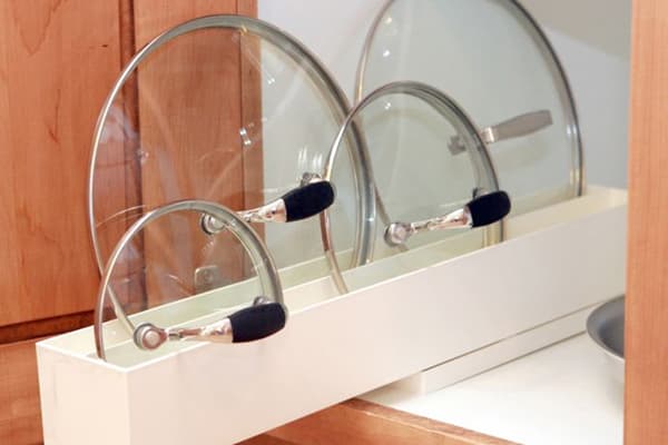 Module coulissant pour ranger les couvercles dans la cuisine