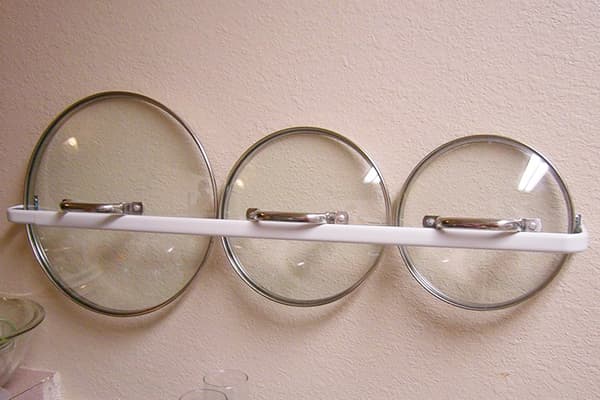 Couvercles de casseroles sur rampes