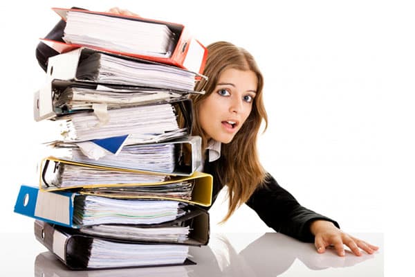 Une fille a une pile de dossiers contenant des documents