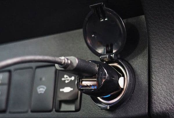 Charger son téléphone avec un allume-cigare dans une voiture