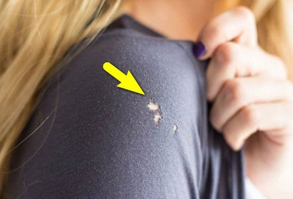 Vêtements d'extérieur avec un trou