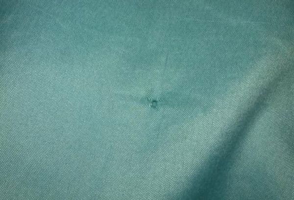 Linge de lit avec un trou