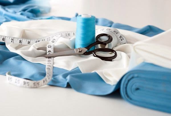 tissu, ciseaux et fil