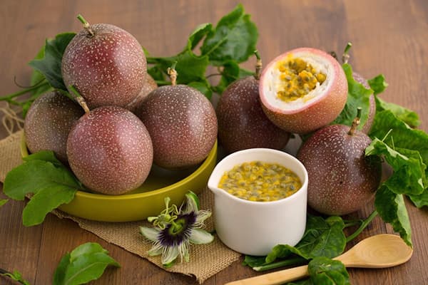 Fruits, feuilles et fleurs de fruit de la passion