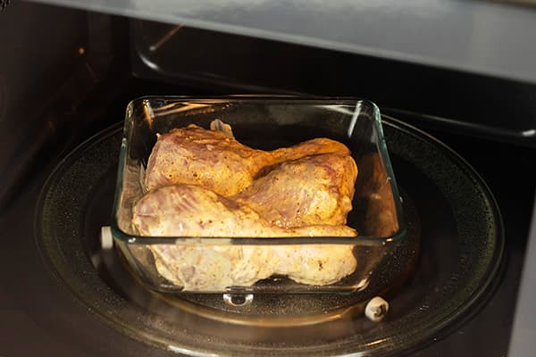 Cuire des cuisses de poulet au four à micro-ondes