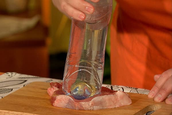 Battre la viande avec une bouteille