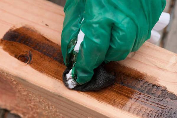 Enduire le bois de teinture
