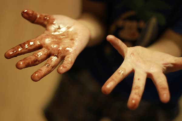 Mains tachées de tache
