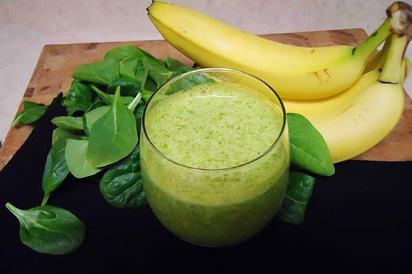 Smoothie de fruits et légumes aux épinards et banane