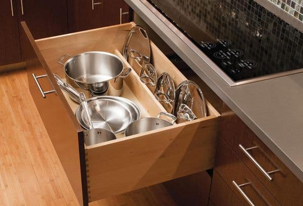 Éléments dans un meuble coulissant