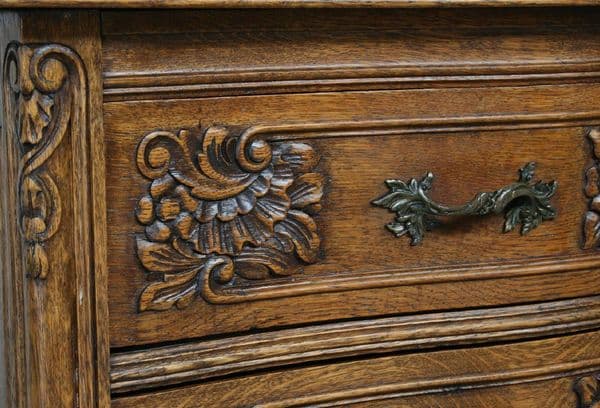 Poignées sur une armoire ancienne