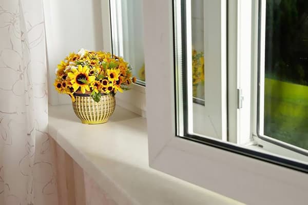 Fenêtre en plastique ouverte