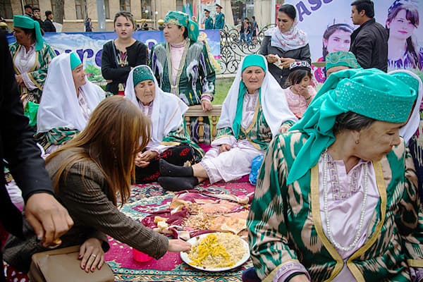 Repas traditionnel dans une assiette partagée