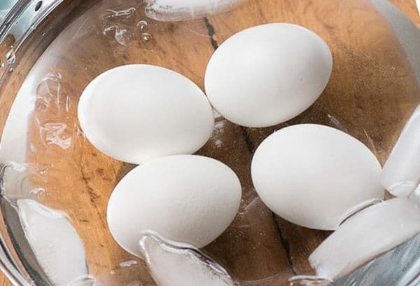 faire bouillir des œufs en coquille