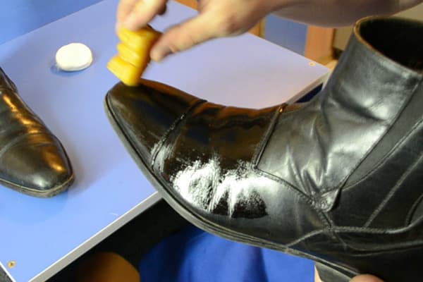 Lubrifier les chaussures avec de l'huile de ricin